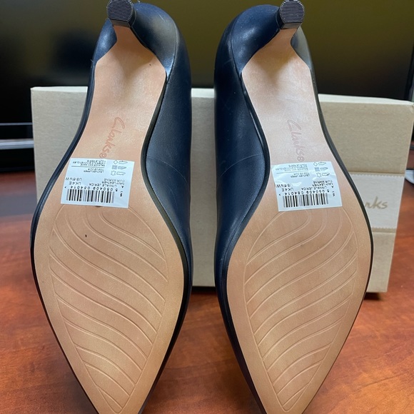 COPY - Clarks wide width pumps. - Picture 5 of 6